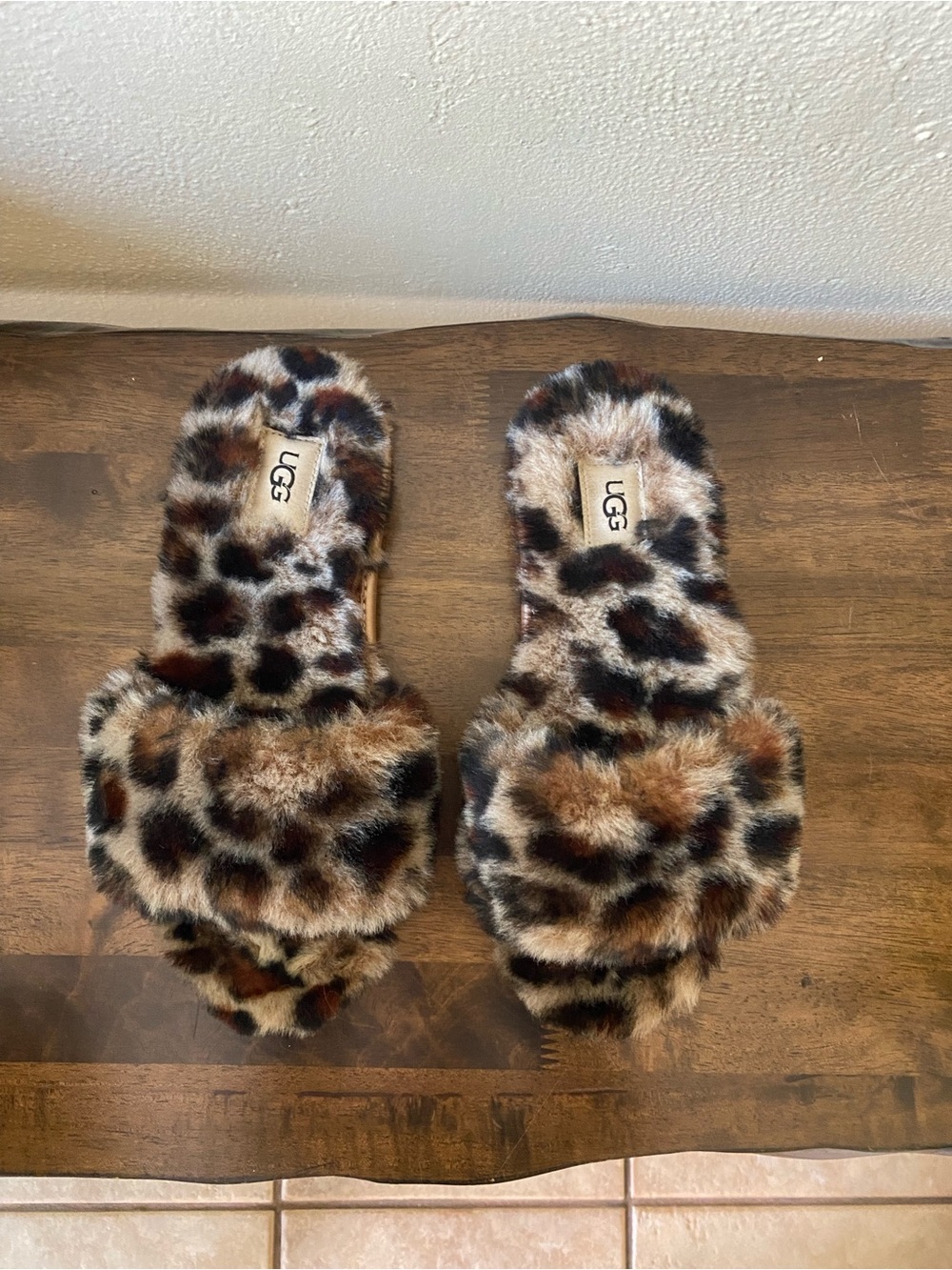 UGG Leopard Faux-Fur thong Slippers in Brown and Black